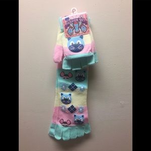 Socks with toes and matching flip flap gloves
